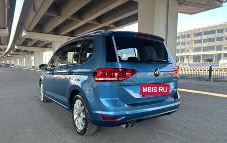 Volkswagen Touran III, 2022 год, 1 950 000 рублей, 2 фотография