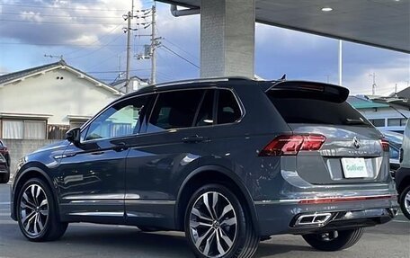 Volkswagen Tiguan II, 2022 год, 2 350 620 рублей, 2 фотография