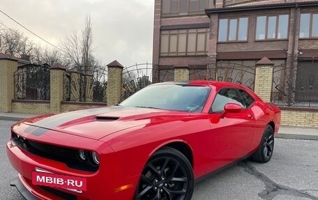 Dodge Challenger III рестайлинг 2, 2020 год, 4 990 000 рублей, 2 фотография