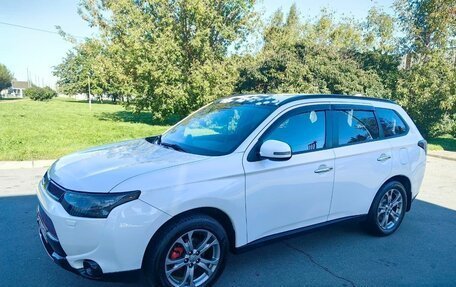 Mitsubishi Outlander III рестайлинг 3, 2014 год, 1 300 000 рублей, 2 фотография