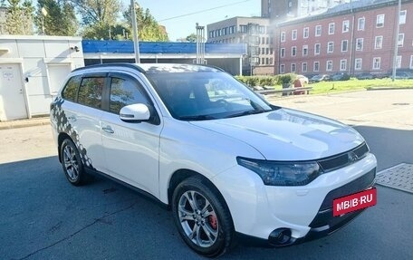 Mitsubishi Outlander III рестайлинг 3, 2014 год, 1 300 000 рублей, 4 фотография