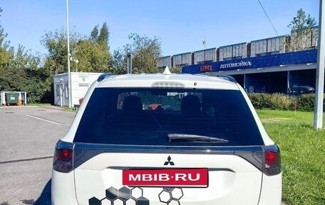 Mitsubishi Outlander III рестайлинг 3, 2014 год, 1 300 000 рублей, 6 фотография