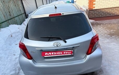 Toyota Vitz, 2012 год, 800 000 рублей, 3 фотография