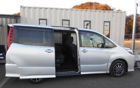 Toyota Noah III, 2015 год, 1 490 009 рублей, 6 фотография
