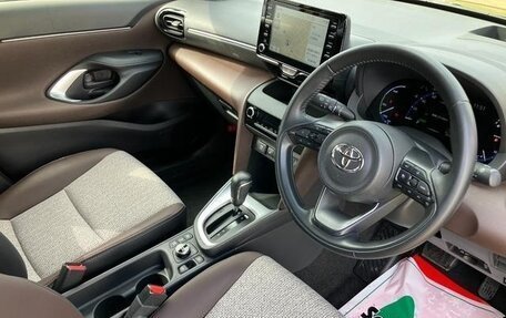 Toyota Yaris Cross, 2022 год, 1 870 000 рублей, 9 фотография