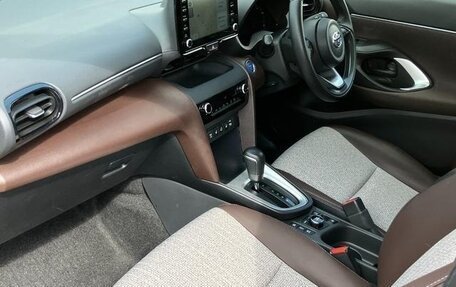 Toyota Yaris Cross, 2022 год, 1 870 000 рублей, 13 фотография