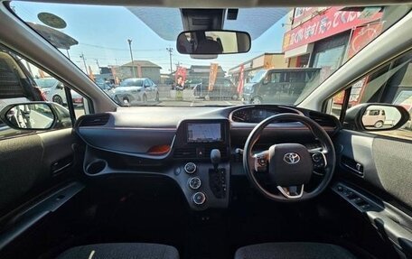 Toyota Sienta II, 2022 год, 1 240 000 рублей, 6 фотография