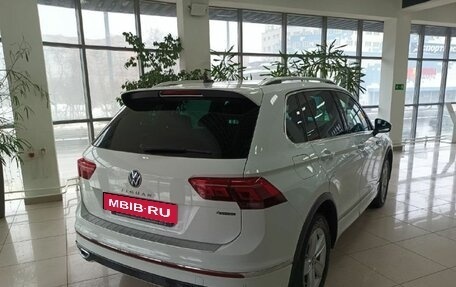 Volkswagen Tiguan II, 2021 год, 3 950 000 рублей, 5 фотография