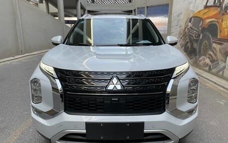 Mitsubishi Outlander, 2023 год, 3 990 000 рублей, 2 фотография