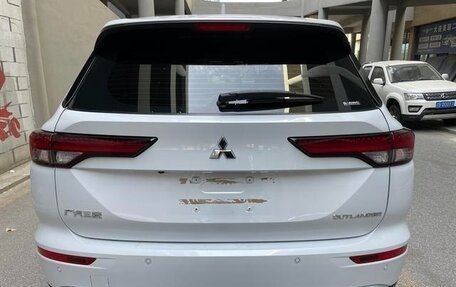 Mitsubishi Outlander, 2023 год, 3 990 000 рублей, 4 фотография