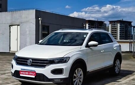 Volkswagen T-Roc I, 2022 год, 1 860 000 рублей, 1 фотография