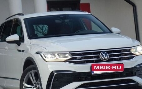 Volkswagen Tiguan II, 2021 год, 2 350 000 рублей, 2 фотография