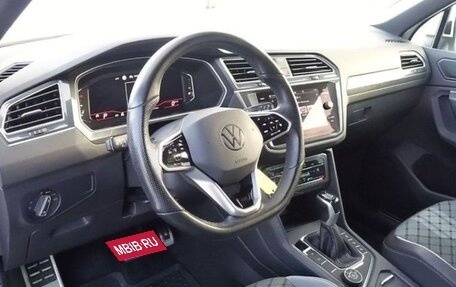 Volkswagen Tiguan II, 2021 год, 2 350 000 рублей, 4 фотография