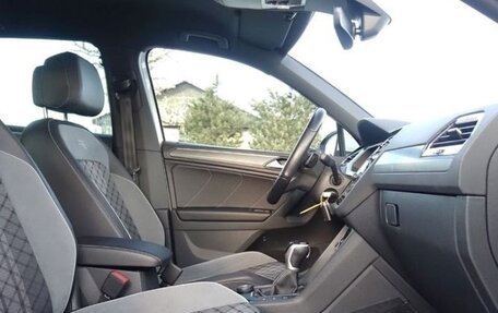 Volkswagen Tiguan II, 2021 год, 2 350 000 рублей, 26 фотография