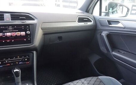 Volkswagen Tiguan II, 2021 год, 2 350 000 рублей, 25 фотография