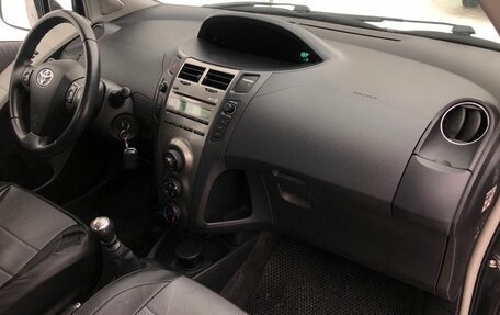 Toyota Yaris III рестайлинг, 2009 год, 660 000 рублей, 9 фотография