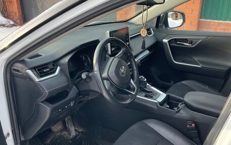 Toyota RAV4, 2021 год, 3 700 000 рублей, 6 фотография