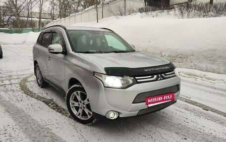 Mitsubishi Outlander III рестайлинг 3, 2013 год, 1 370 000 рублей, 2 фотография
