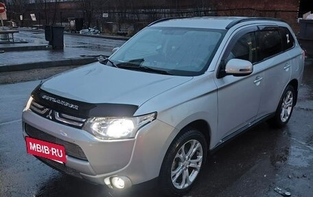 Mitsubishi Outlander III рестайлинг 3, 2013 год, 1 370 000 рублей, 3 фотография