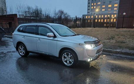 Mitsubishi Outlander III рестайлинг 3, 2013 год, 1 370 000 рублей, 18 фотография
