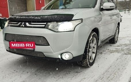 Mitsubishi Outlander III рестайлинг 3, 2013 год, 1 370 000 рублей, 23 фотография