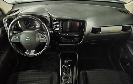 Mitsubishi Outlander III рестайлинг 3, 2018 год, 1 690 000 рублей, 11 фотография