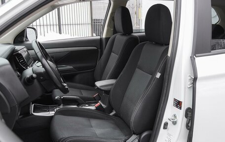 Mitsubishi Outlander III рестайлинг 3, 2018 год, 1 939 000 рублей, 10 фотография