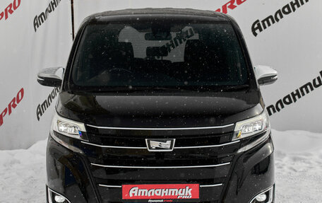 Toyota Noah III, 2019 год, 2 580 000 рублей, 2 фотография