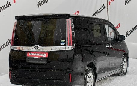 Toyota Noah III, 2019 год, 2 580 000 рублей, 4 фотография