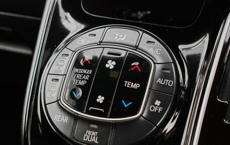 Toyota Noah III, 2019 год, 2 580 000 рублей, 22 фотография