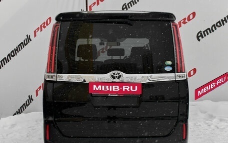 Toyota Noah III, 2019 год, 2 580 000 рублей, 5 фотография