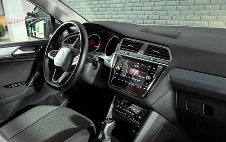 Volkswagen Tiguan II, 2021 год, 2 920 000 рублей, 17 фотография