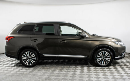 Mitsubishi Outlander III рестайлинг 3, 2019 год, 1 820 000 рублей, 4 фотография