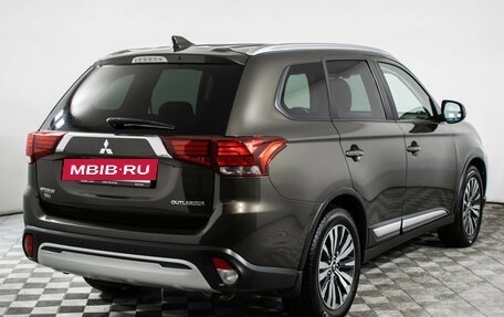 Mitsubishi Outlander III рестайлинг 3, 2019 год, 1 820 000 рублей, 5 фотография