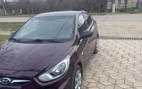 Hyundai Solaris II рестайлинг, 2012 год, 900 000 рублей, 4 фотография