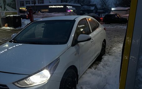 Hyundai Solaris II рестайлинг, 2019 год, 700 000 рублей, 3 фотография