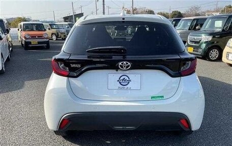 Toyota Yaris, 2022 год, 790 000 рублей, 4 фотография