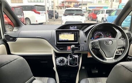 Toyota Noah III, 2021 год, 2 014 000 рублей, 8 фотография