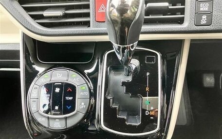 Toyota Noah III, 2021 год, 2 014 000 рублей, 10 фотография