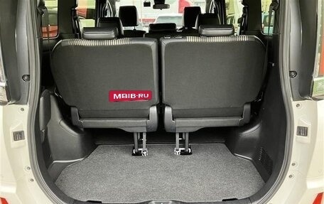 Toyota Noah III, 2021 год, 2 014 000 рублей, 13 фотография