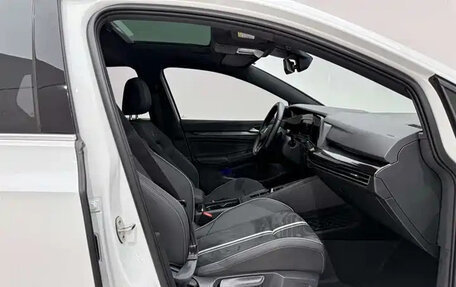 Volkswagen Golf VIII, 2022 год, 1 810 000 рублей, 12 фотография