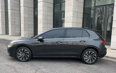 Volkswagen Golf VIII, 2023 год, 1 980 000 рублей, 3 фотография