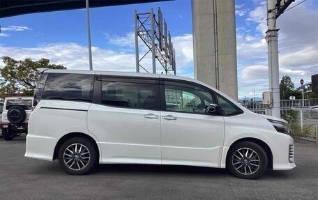 Toyota Voxy III, 2018 год, 1 760 001 рублей, 3 фотография