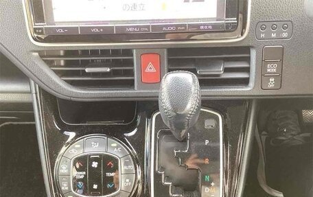 Toyota Voxy III, 2018 год, 1 760 001 рублей, 10 фотография