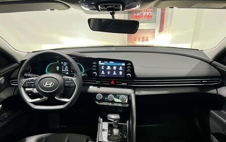 Hyundai Elantra, 2025 год, 1 900 000 рублей, 13 фотография