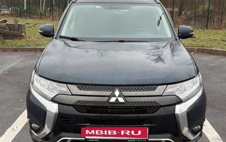 Mitsubishi Outlander III рестайлинг 3, 2021 год, 2 650 000 рублей, 2 фотография