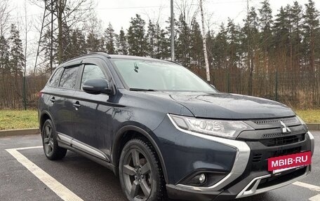 Mitsubishi Outlander III рестайлинг 3, 2021 год, 2 650 000 рублей, 3 фотография