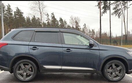 Mitsubishi Outlander III рестайлинг 3, 2021 год, 2 650 000 рублей, 5 фотография