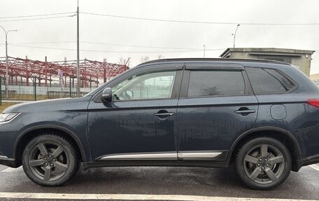 Mitsubishi Outlander III рестайлинг 3, 2021 год, 2 650 000 рублей, 9 фотография
