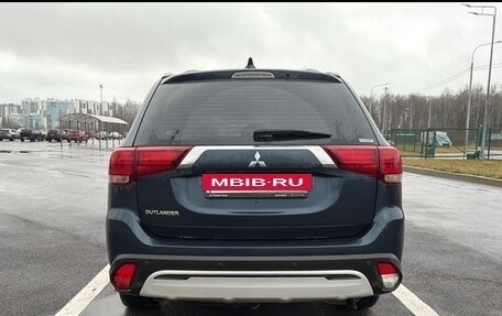 Mitsubishi Outlander III рестайлинг 3, 2021 год, 2 650 000 рублей, 7 фотография